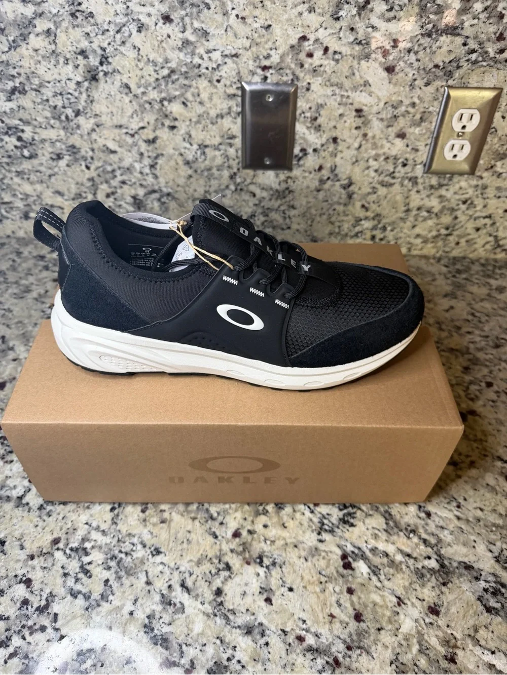 Oakley Black and White Men's Lightweight Sneaker